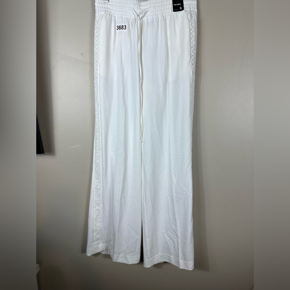 Palazzo white small nwt stretch draw string lace detail down side 14w 19”r 31”​